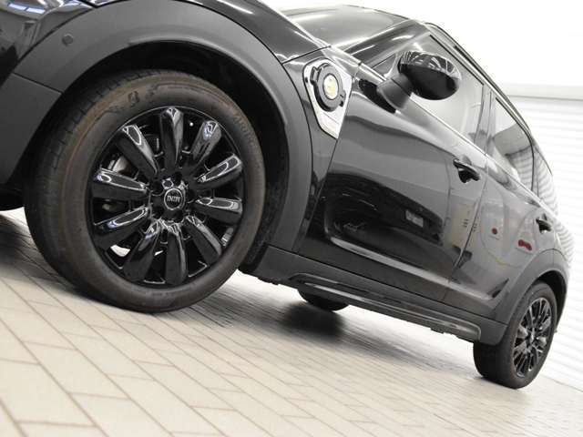MINI認定中古車は360°を徹底的にチェック。エンジンやトランスミッション、電気系統やコンピュータ・システムなどを詳細に点検。交換基準に達した部品は整備した後にご納車いたします。