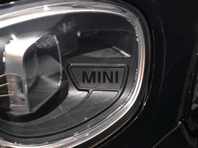 保証期間中にトラブルが発生した際は、24時間フリーダイヤルでオペレーターが対応致します。応急処置方法のみならず、出張修理やレッカー搬送などの手配、お客様の代替交通手段やホテルの確保を行います。