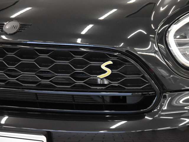 保証期間中にトラブルが発生した際は、24時間フリーダイヤルでオペレーターが対応致します。応急処置方法のみならず、出張修理やレッカー搬送などの手配、お客様の代替交通手段やホテルの確保を行います。