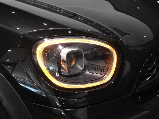 保証期間中にトラブルが発生した際は、24時間フリーダイヤルでオペレーターが対応致します。応急処置方法のみならず、出張修理やレッカー搬送などの手配、お客様の代替交通手段やホテルの確保を行います。