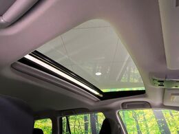 【サンルーフ】開放感たっぷりの希少装備、サンルーフが装着されています！車内に明かりを取り入れたり景色を楽しむ以外にも、車内の空気も簡単に換気できて快適です！
