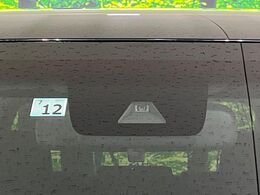 【プリクラッシュセーフティ】前方の車両等を検知し、衝突しそうな時は警報で注意を促し、ブレーキを踏む力をサポート。ブレーキを踏めなかった場合は衝突被害軽減ブレーキが作動、衝突回避をサポートします。