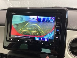 リバースギアに入れるだけで後方の表示へ切り替わります。夜間や雨の日の駐車も楽になりますよ。