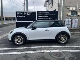 MINI NEXT 秋田は、MINI 正規ディーラーとして設立され、数々のMINIとお客様との運命的な出逢いをお手伝いさせていただきました。これからもお客様とMINIの出逢いをサポートいたします。