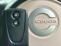 【キーフリーシステム】カバンやポケットに入れたままでもドアの施錠・解錠が可能なスマートキーを装備。エンジンのオン・オフ時もカギを取り出す必要が無いからとっても便利です♪