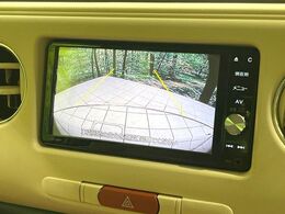 【バックカメラ】駐車時に後方がリアルタイム映像で確認できます。大型商業施設や立体駐車場での駐車時や、夜間のバック時に大活躍！運転スキルに関わらず、今や必須となった装備のひとつです！