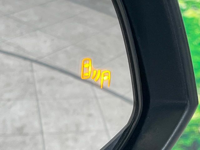 【ブラインドスポットモニター】走行中、ドアミラーの死角になりやすい箇所に後続車が接近するとサイドミラーのレンズに警告を表示！ドライバーに注意喚起をしてくれます。