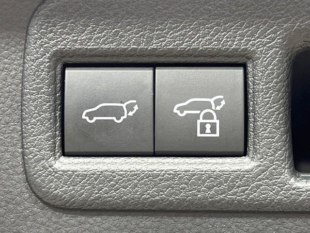 【パワーバックドア】スマートキーや運転席のボタンを押すだけでリアゲートが自動で開閉します！荷物を持っている時や、高い位置にあるバックドアを閉める際に便利な機能です♪