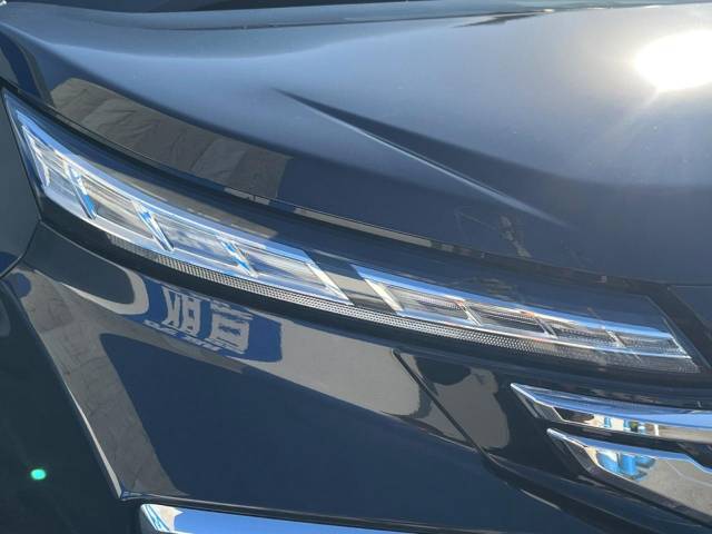 【LEDヘッドライト】悪天候や夜間走行時も良好な視界を確保し安心して運転できる高輝度LEDヘッドライトを装備！点灯速度が早く、消費電力も抑えられています。