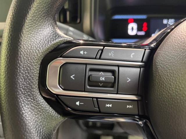 【ステアリングスイッチ】運転中、前方から目線をそらすことなく、オーディオ等の操作が可能な便利機能！安心＆快適なドライブを演出してくれます♪