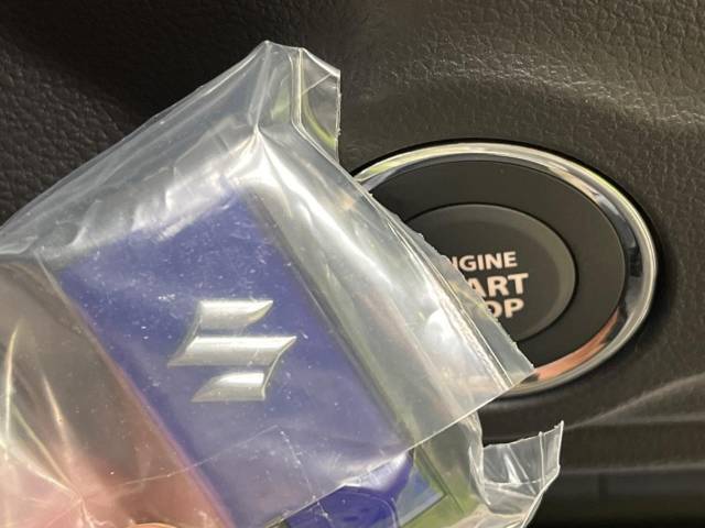 【キーレススタートシステム】カバンやポケットに入れたままでもドアの施錠・解錠が可能なスマートキーを装備。エンジンのオン・オフ時もカギを取り出す必要が無いからとっても便利です♪