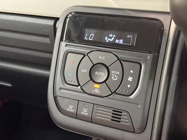 【オートエアコン】一度お好みの温度に設定すれば、車内の温度を検知し風量や温度を自動で調整。暑い…寒い…と何度もスイッチ操作をする必要はありません。快適な車内空間には必須の機能ですね♪