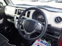 ステリングは本革巻きを採用。毎日触るところの質感はこだわりたいですよね！