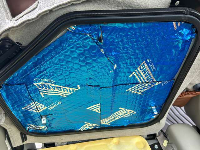 運転席助手席裏側には断熱と騒音を遮断するシートがきちんと張り込まれています