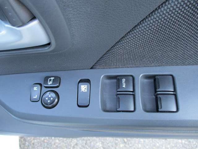 4WDを中心に大きな展示場に幅広い車種を展示しております。ゆっくりと色々な車種をご覧になりお客様の1台をお選びください。敷地内での試乗も出来ますのでお気軽にお声かけ下さい。