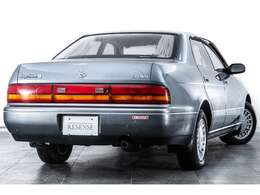 ブルーイッシュグレーメタリックの気品ある佇まい。1992年の名車が時を超えて甦った奇跡のような存在感を放ちます。