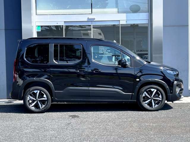 当社の納車前点検・サービスの内容は、車検点検・法定12ヶ月定期点検・油脂類の点検及び交換・バッテリーの点検及び交換等を行い、良好な状態にてご納車させていただきます。