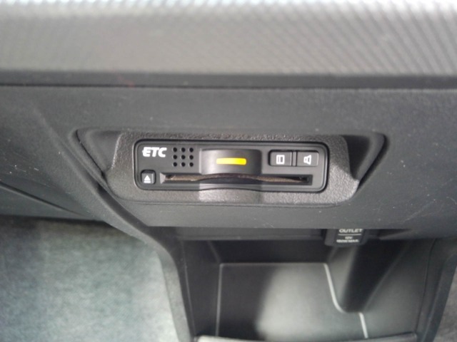 有料道路をキャッシュレスで通行できるETC車載器付きです。運転席足元に設置されています。ETCセットアップ費用は含まれておりません。別途必要となります。