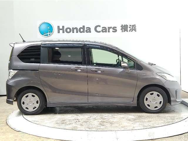 全長421cm、幅169cm、高さ171cmのお車になります。