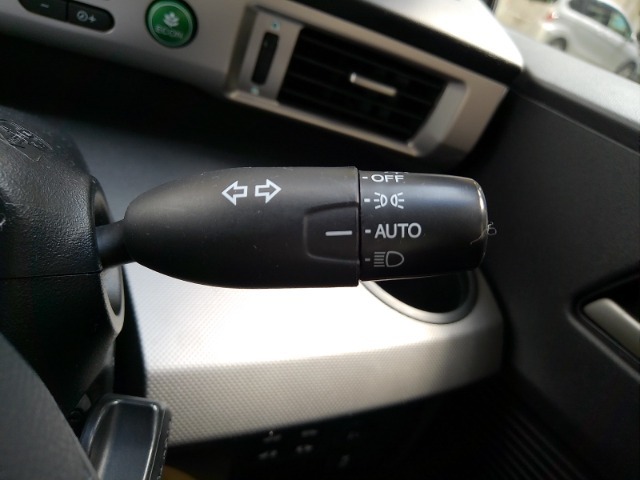 オートヘッドライト標準装備です。車外の明るさに応じて自動的にヘッドライトの点灯・消灯をしてくれます。トンネルの出入り口などで活躍してくれます。