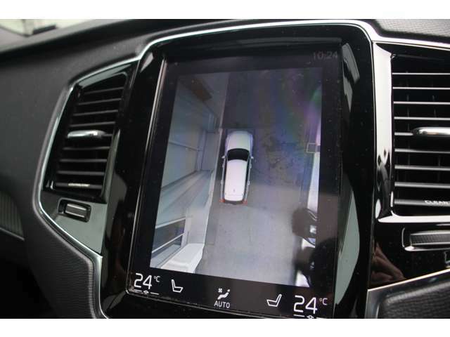 360°ビューカメラ　車両の周囲に装備されている4個のカメラを使用して、車両を真上から見下ろしている画像を作成し、センターディスプレイに表示します。
