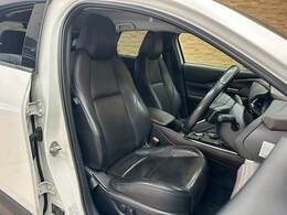 【レザーシート】ならではの高級感あふれる内装がこたわりのアイテム。見た目の高級感とより上質な座り心地をお楽しみください。