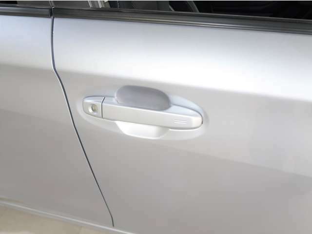 スマートキーを保持した状態でドアハンドルのスイッチを押すとドアの施錠・開錠をすることが出来て便利です。