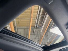 【サンルーフ】開放感たっぷりの希少装備、サンルーフが装着されています！車内に明かりを取り入れたり景色を楽しむ以外にも、車内の空気も簡単に換気できて快適です！