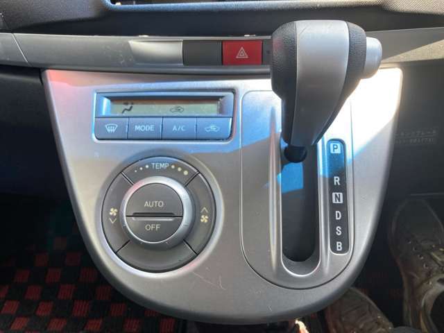 ハンドル廻りにスイッチなどが集中してますので運転も楽々です。
