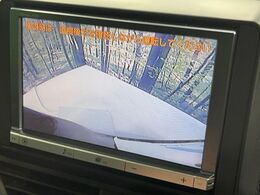【バックカメラ】駐車時に後方がリアルタイム映像で確認できます。大型商業施設や立体駐車場での駐車時や、夜間のバック時に大活躍！運転スキルに関わらず、今や必須となった装備のひとつです！