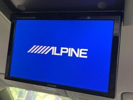 【アルパイン10型フリップダウンモニター】大画面モニターで後席でもエンタメをお楽しみいただけます。小さなお子様にも大人気の装備です♪