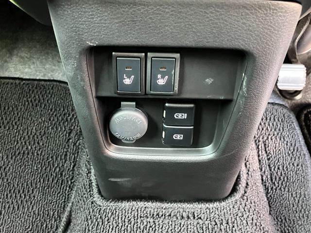 寒い日に重宝するシートヒーターを運転席と助手席に装備！スマホやカーアクセサリーへの充給電に役立つUSBソケットも装備！