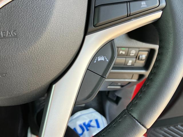 走行中にカメラが車線を検知して車両から車線がはみ出しそうになるとハンドルに負荷をかけて車線中央へ戻るよう運転者をアシストする車線逸脱抑制を装備！
