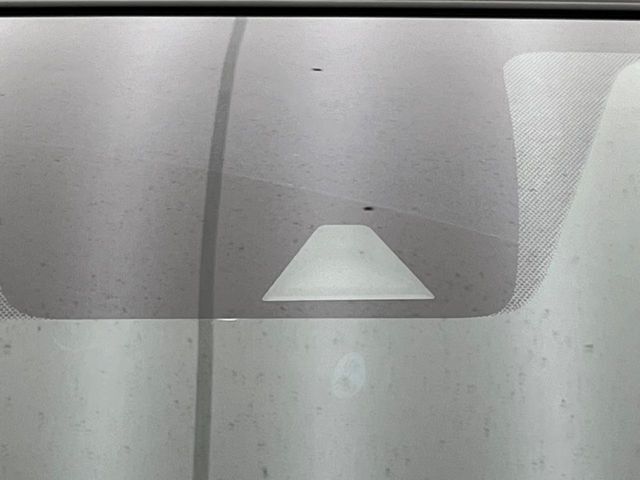 【インテリジェントエマージェンシーブレーキ】フロントカメラで前方の車両や歩行者を検知。衝突しそうな時は衝突被害軽減ブレーキが作動、衝突回避をサポート。より安全にドライブをお楽しみいただけます。
