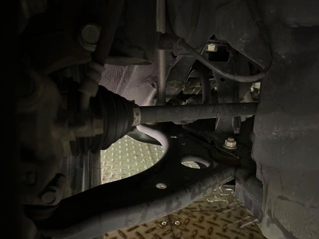お車を安心してお乗りいただく為には、足回りの定期点検が欠かせません。サービスサポート（有償保証）では無料点検もご提供しており、安心のカーライフをお過ごしいただけるサポート体制が整っています。