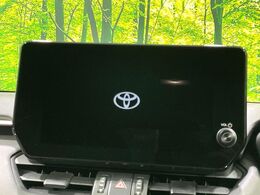 【メーカー純正10型ナビ】インテリアに溶け込むスタイリッシュな「専用設計」メーカーナビを装備♪視認性や操作性など基本性能にも優れ、より上質なカーライフをお楽しみいただけます。