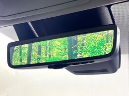 【デジタルインナーミラー】後席の大きな荷物や同乗者で後方が確認しづらい時でも安心！カメラが撮影した車両後方の映像をルームミラー内に表示。クリアな視界で状況の確認が可能です！