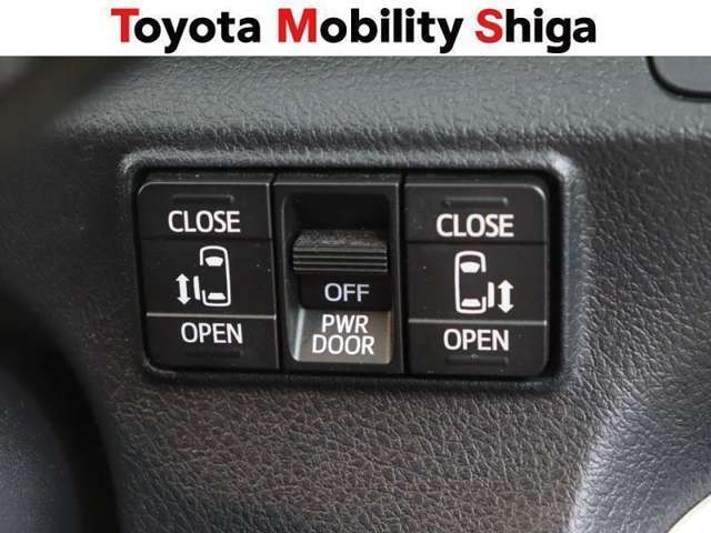 運転席からワンタッチでパワースライドドアの開閉ができて便利です。