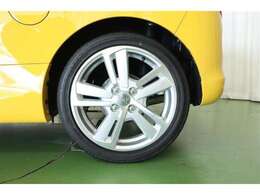 アルミホイールで見た目・燃費向上共に貢献致します。