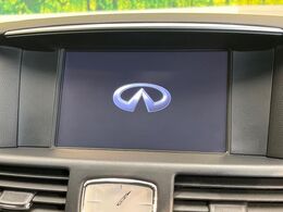 【メーカー純正ナビ】インテリアに溶け込むスタイリッシュな「専用設計」メーカーナビを装備♪視認性や操作性など基本性能にも優れ、より上質なカーライフをお楽しみいただけます。