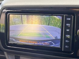 【バックカメラ】駐車時に後方がリアルタイム映像で確認できます。大型商業施設や立体駐車場での駐車時や、夜間のバック時に大活躍！運転スキルに関わらず、今や必須となった装備のひとつです！