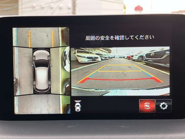 360°ビューモニターでは、両サイドとフロント、バックカメラの合成で、あたかも上空から見下ろした様に周囲を確認して頂けます。駐車場だけでなく、T字路等でも活躍のアイテムです！