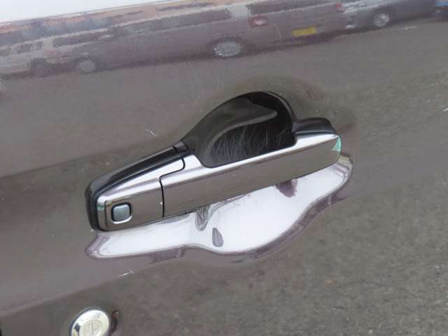 当社の中古車は全車両整備付価格です。別途、整備料金をいただくことはございませんのでご安心ください。全社オイル、オイルフィルターの交換はもちろんのこと、必要と判断された消耗品は交換させていただきます