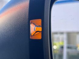 【リヤビークルディティクション】走行中、ドアミラーの死角になりやすい箇所に後続車が接近するとサイドミラー付近に警告を表示、ドライバーに注意喚起と、万一の際はハンドル操作をアシストをします。