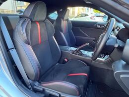 【ハーフレザーシート】高級感と座り心地を両立した人気のシート♪背面・座面のファブリック素材は、通気性の良さや滑りにくさに優れています。気温や服装に左右されず快適にお乗りいただけます。