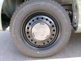 ☆純正スチールホイール＋フルホイールキャップ☆軽やかな走りを感じさせる上品なデザイン☆