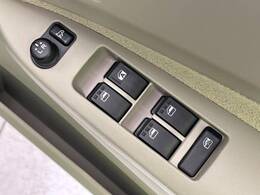 【電動格納ミラー】サイドミラーは電動格納式となっており、狭い駐車場でもキズがつくリスクを抑えられます。