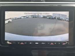 【バックモニター】後ろのカメラの映像をモニターに映し出すことができます！後方の見えない死角や、障害物との距離感をしっかり確認することができます！駐車が苦手な方におすすめです。