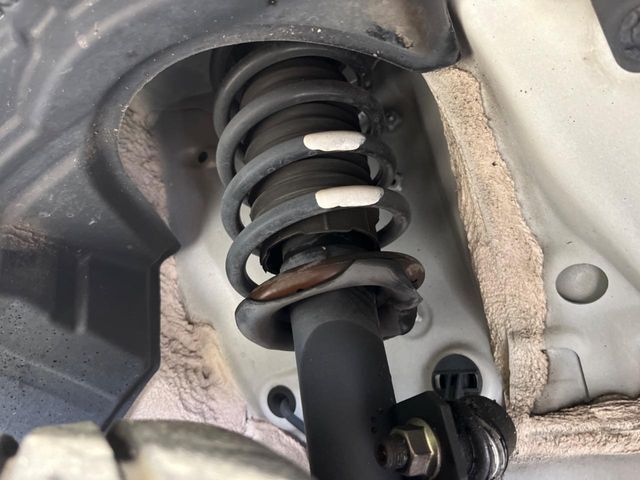 お車を安心してお乗りいただく為には、足回りの定期点検が欠かせません。サービスサポート（有償保証）では無料点検もご提供しており、安心のカーライフをお過ごしいただけるサポート体制が整っています。