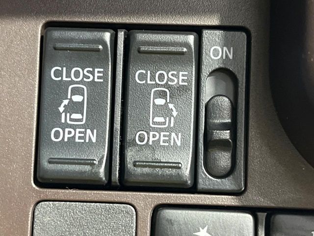 【両側パワースライドドア】スマートキーや運転席のスイッチで後席両側スライドドアの開閉が可能♪電動だから力を入れてドアを開ける必要が無く、小さなお子様でも簡単に開け閉めでき快適です♪